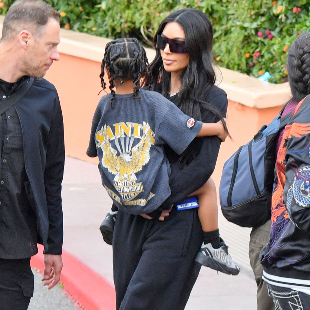 Kim Kardashian mit ihrem Sohn Psalm