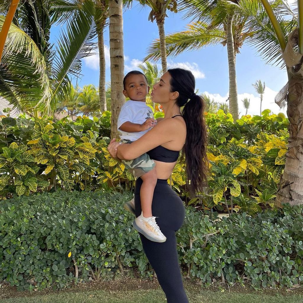 Kim Kardashian mit ihrem Sohn Psalm