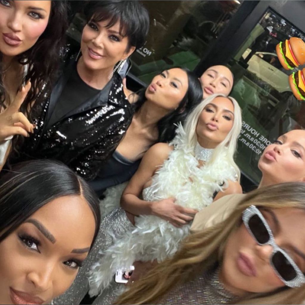Kim Kardashian mit ihren Geburtstagsgästen im Oktober 2022