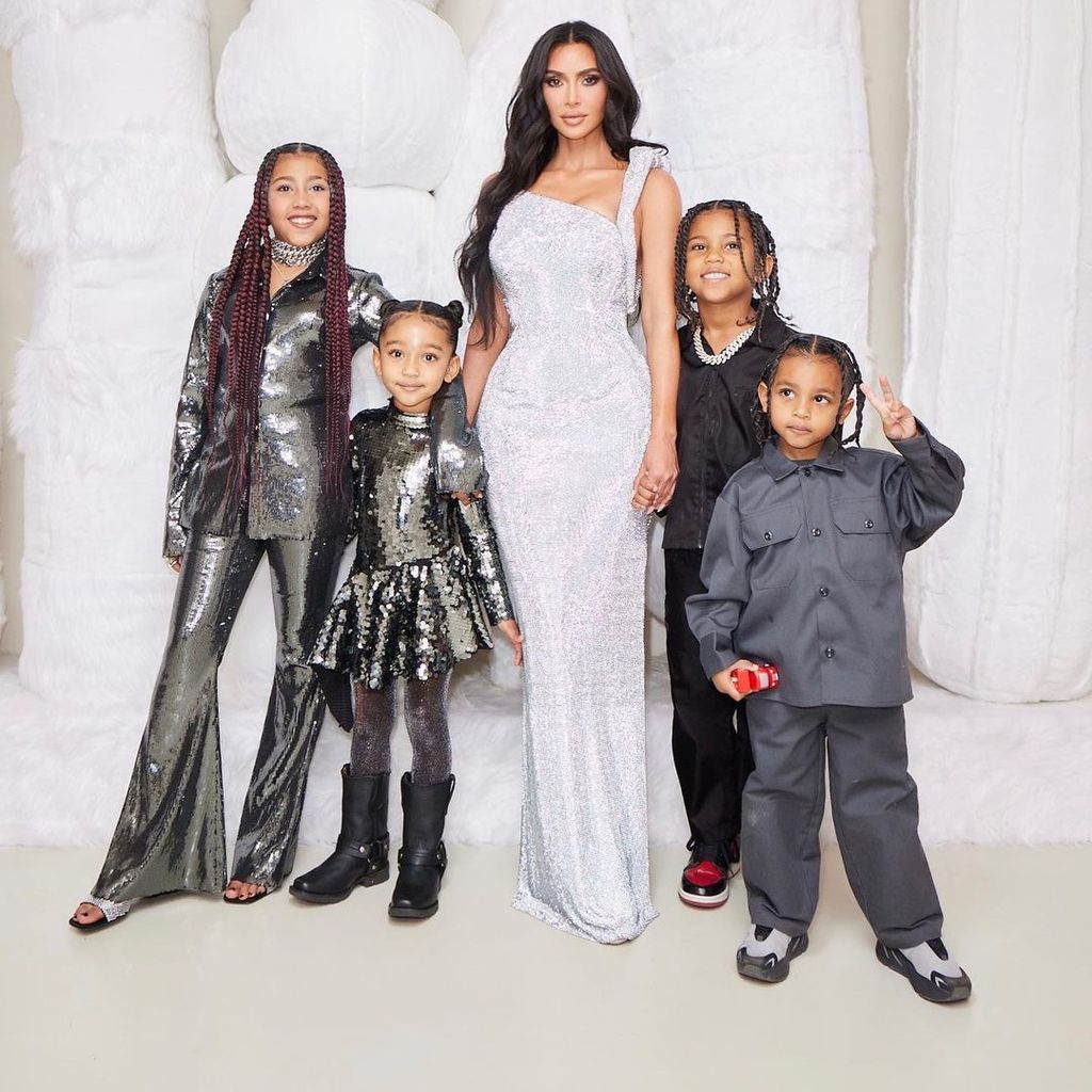 Kim Kardashian mit ihren Kindern North, Chicago, Saint und Psalm