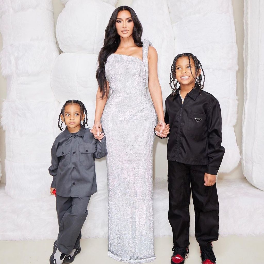 Kim Kardashian mit ihren Söhnen Psalm und Saint, Dezember 2022