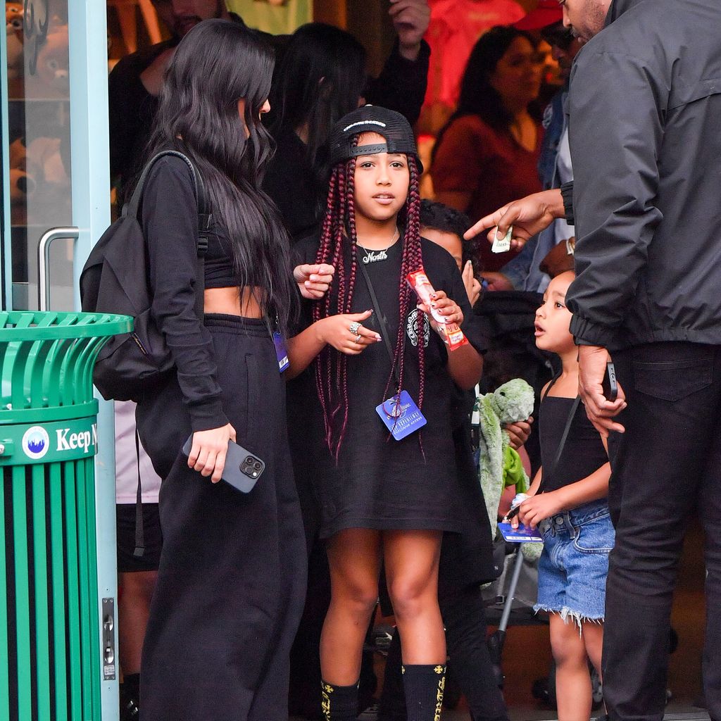 Kim Kardashian mit ihren Töchtern North und Chicago