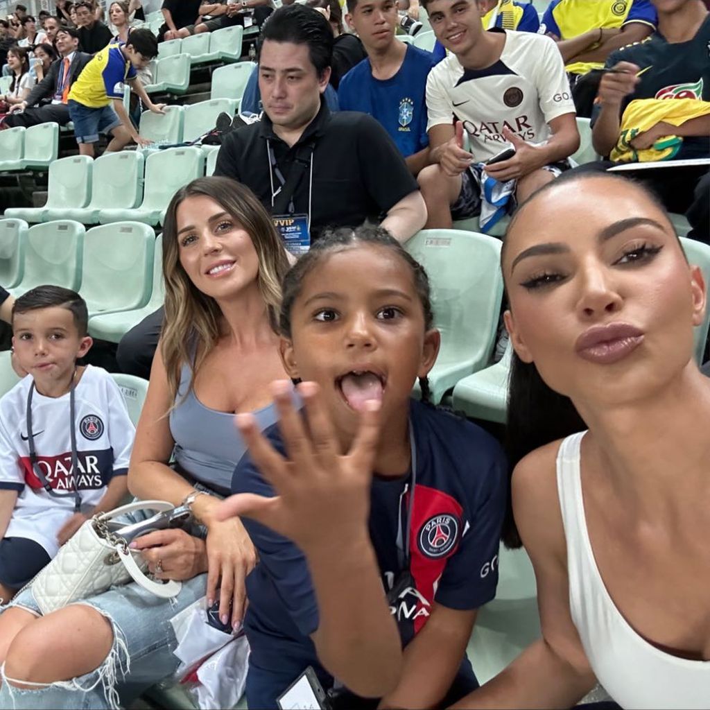 Kim Kardashian mit Saint und einer Freundin bei einem Fußballspiel