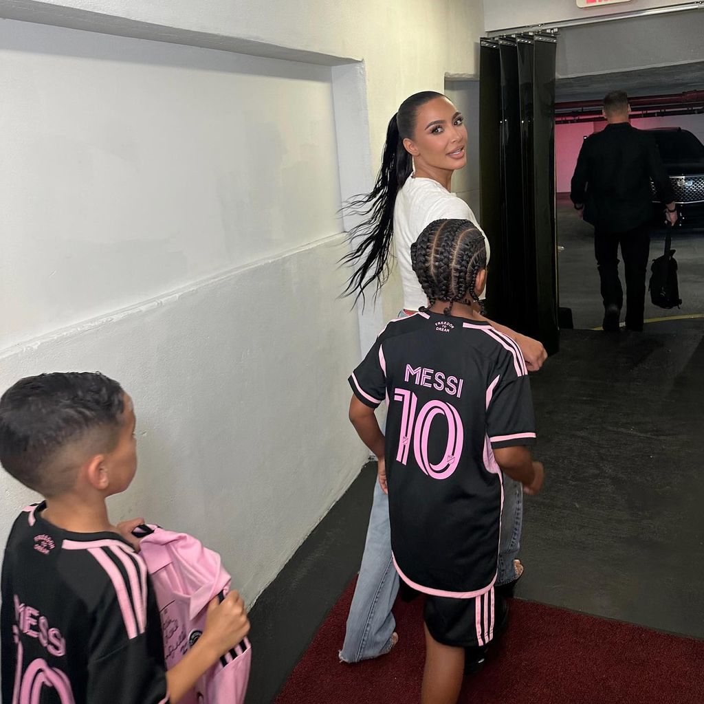 Kim Kardashian mit Saint West bei einem Fußballspiel