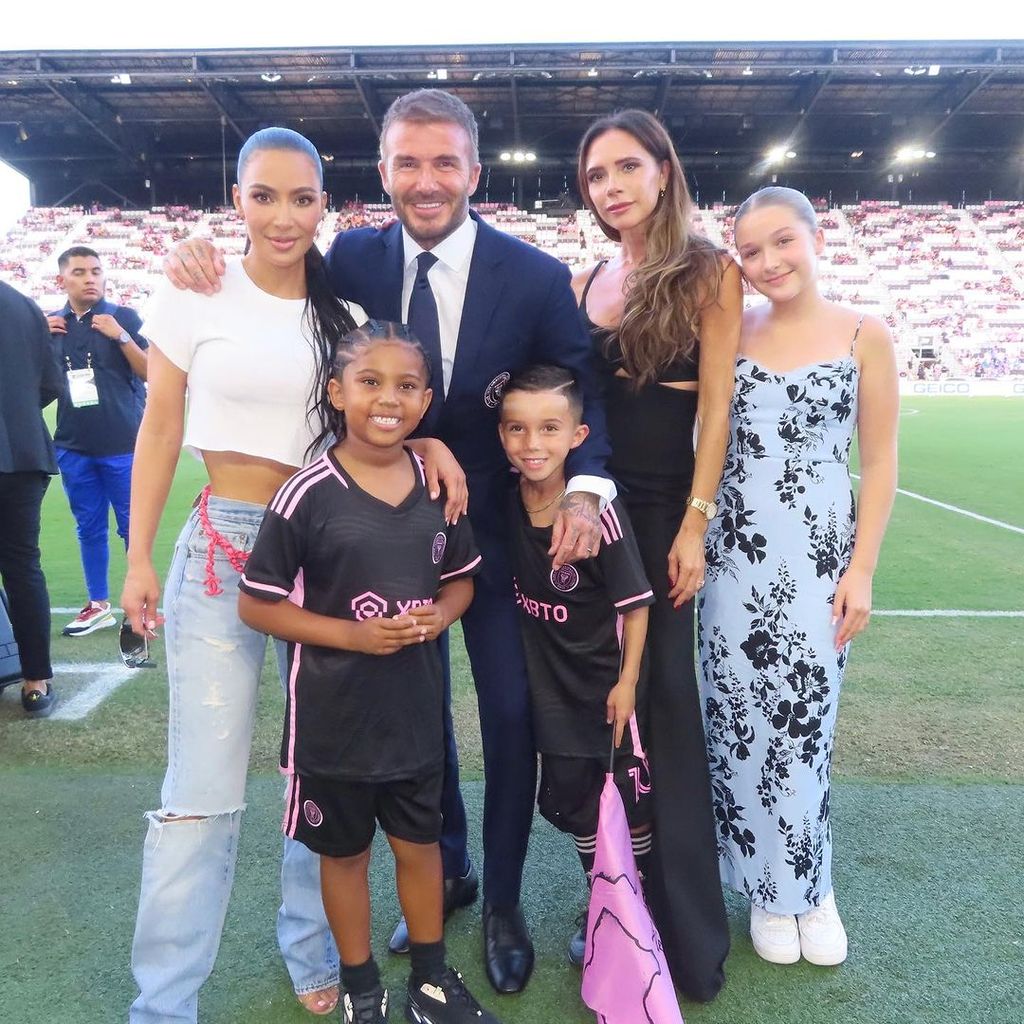 Kim Kardashian mit David, Victoria und Harper Beckham im Juli 2023