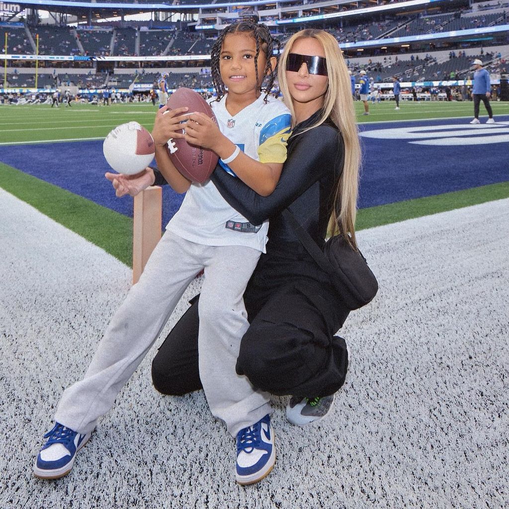 Kim Kardashian mit ihrem Sohn Saint, Dezember 2022