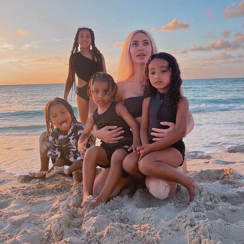 Kim Kardashian mit ihren Kindern Saint, North, Psalm und Chicago