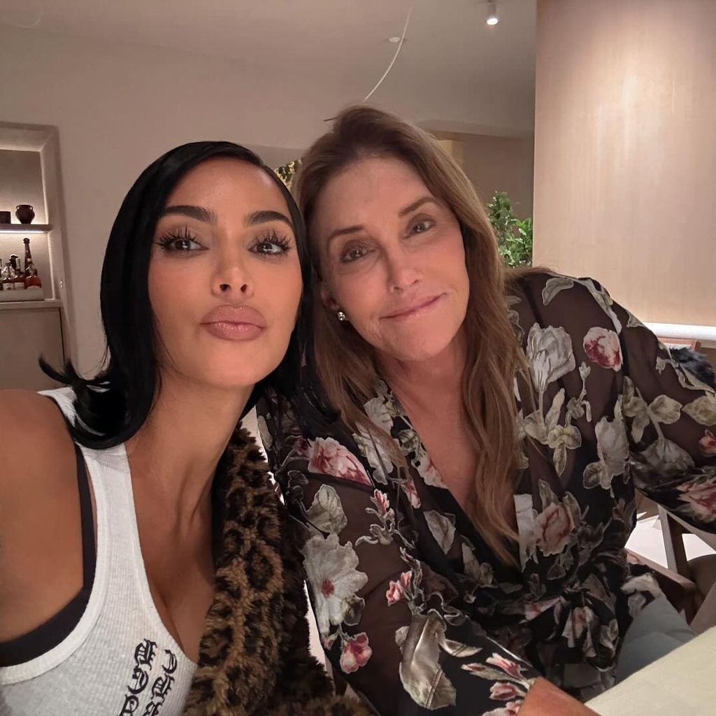 Kim Kardashian und Caitlyn Jenner machen ein Selfie zu Caitlyns 75. Geburtstag.