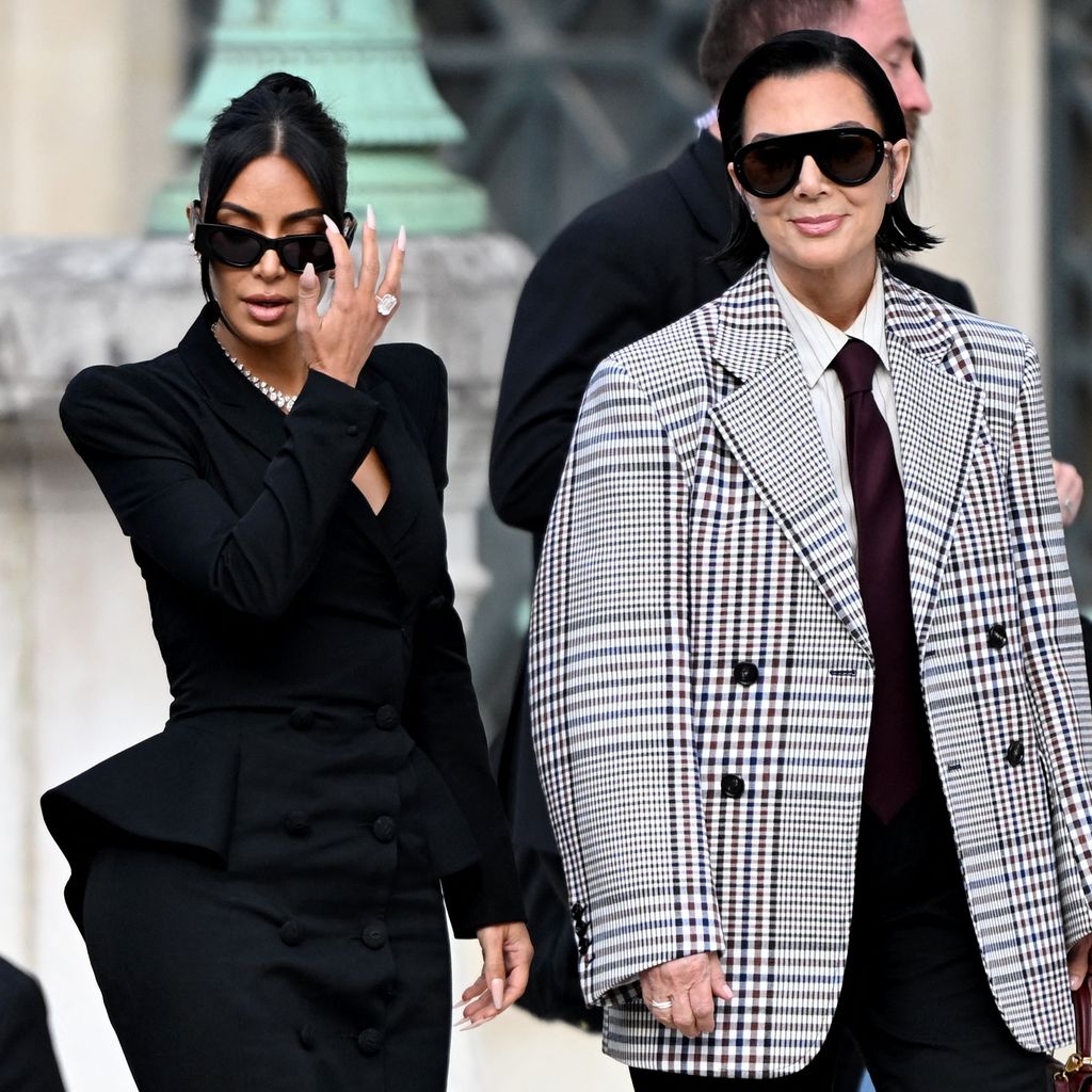 Kim Kardashian und ihre Mutter Kris Jenner verlassen das Pariser Gericht im Mai 2025