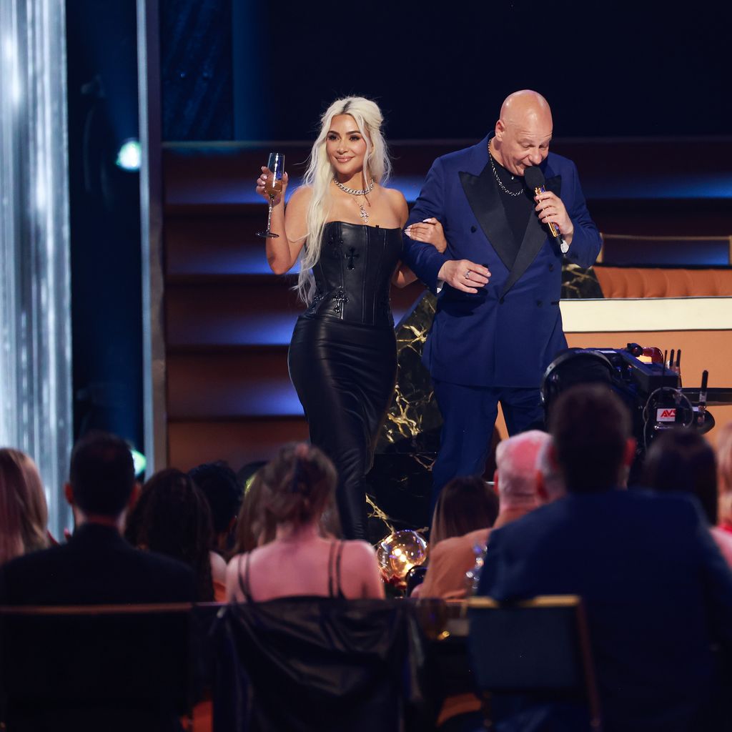 Kim Kardashian und Jeff Ross beim Roast von Tom Brady