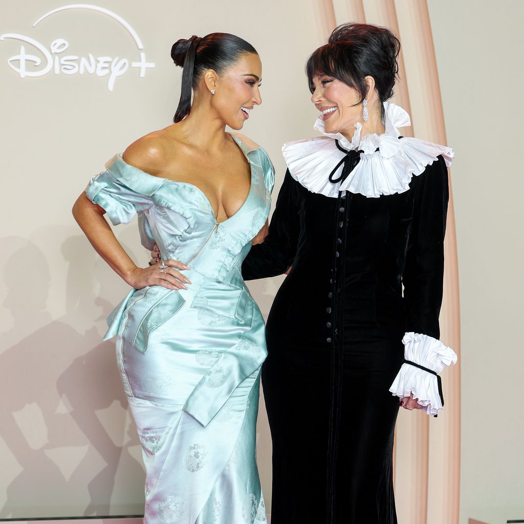 Kim Kardashian und Kris Jenner bei der Premiere von "All’s Fair" in Paris