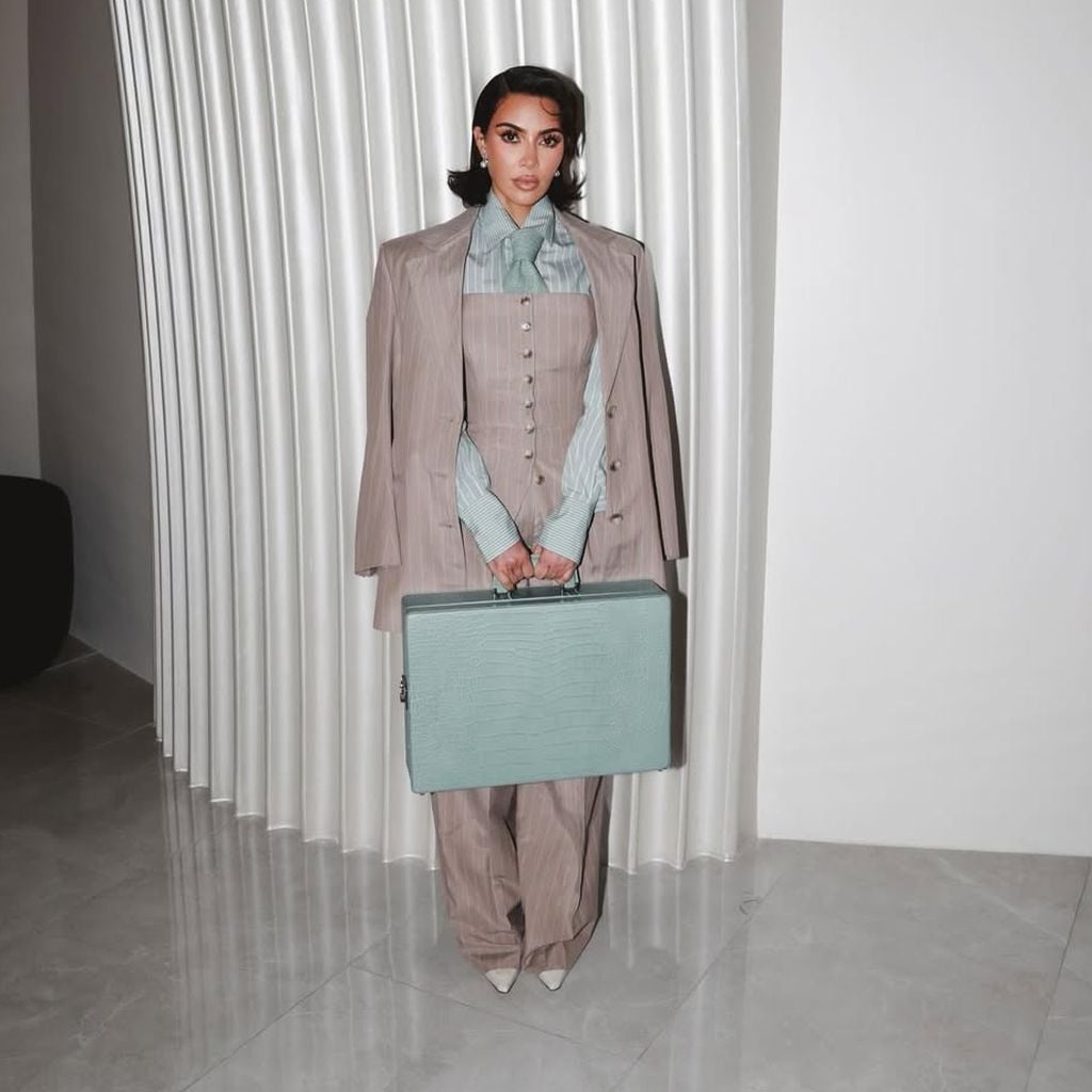 Kim Kardashian zeigt ihre "All's Fair"-Garderobe.
