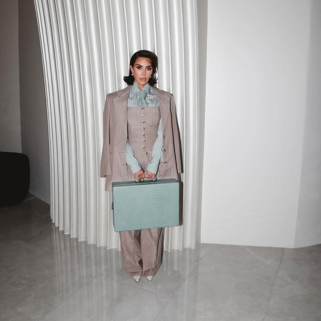 Kim Kardashian zeigt ihre "All's Fair"-Garderobe.