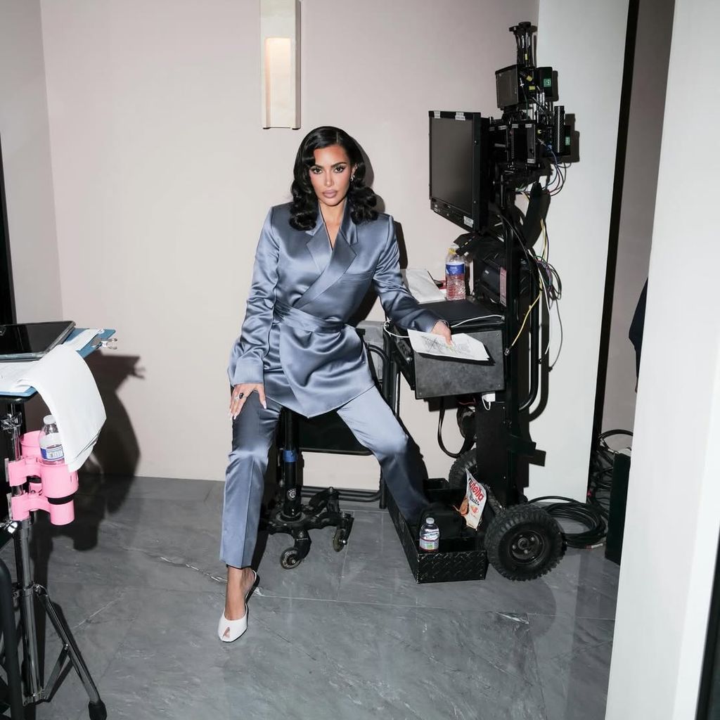 Kim Kardashian zeigt ihre "All's Fair"-Garderobe.
