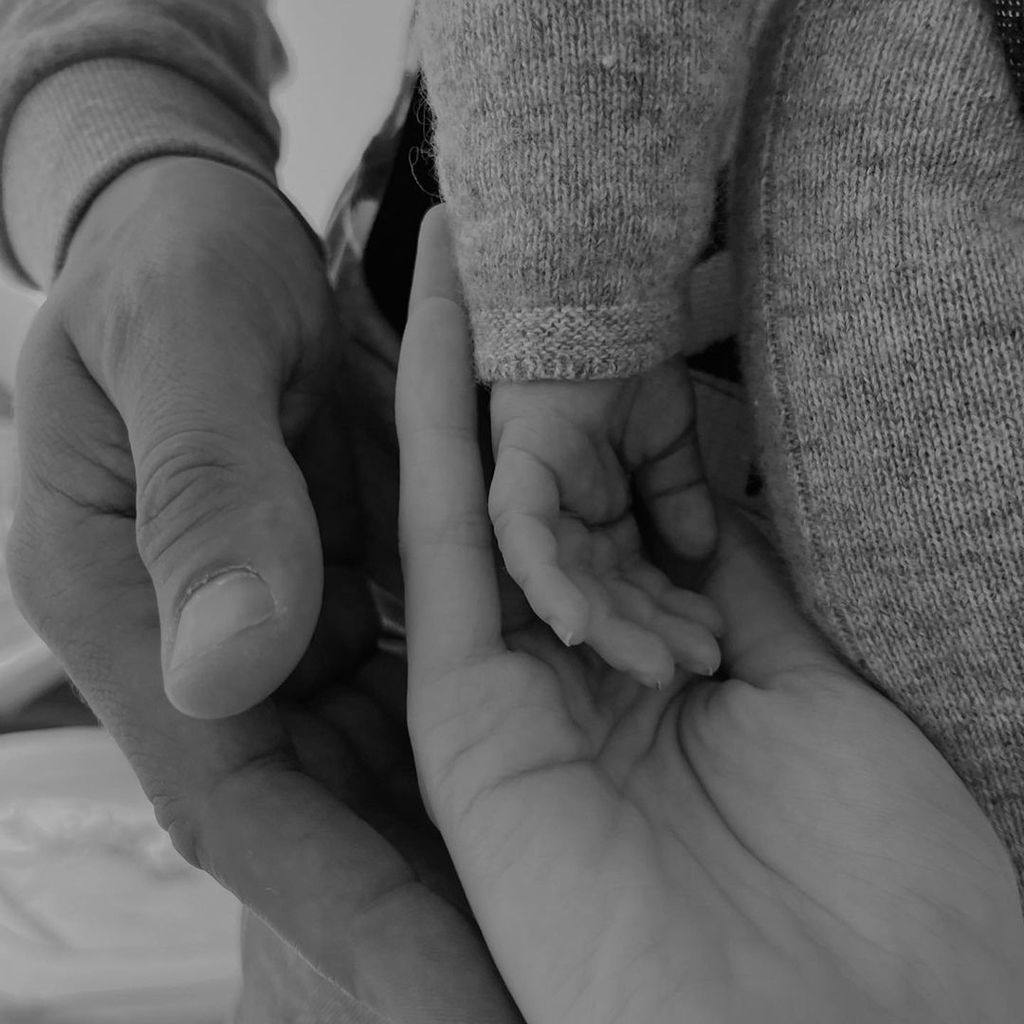 Kim Riekenberg und ihr Mann halten die Hand ihres Babys