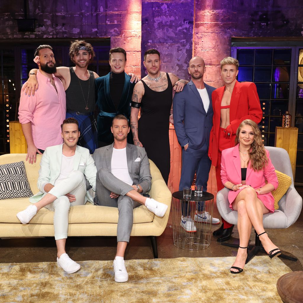 Kim Tränka mit Lola Weippert und "Prince Charming"-Kandidaten bei der Wiedersehensshow