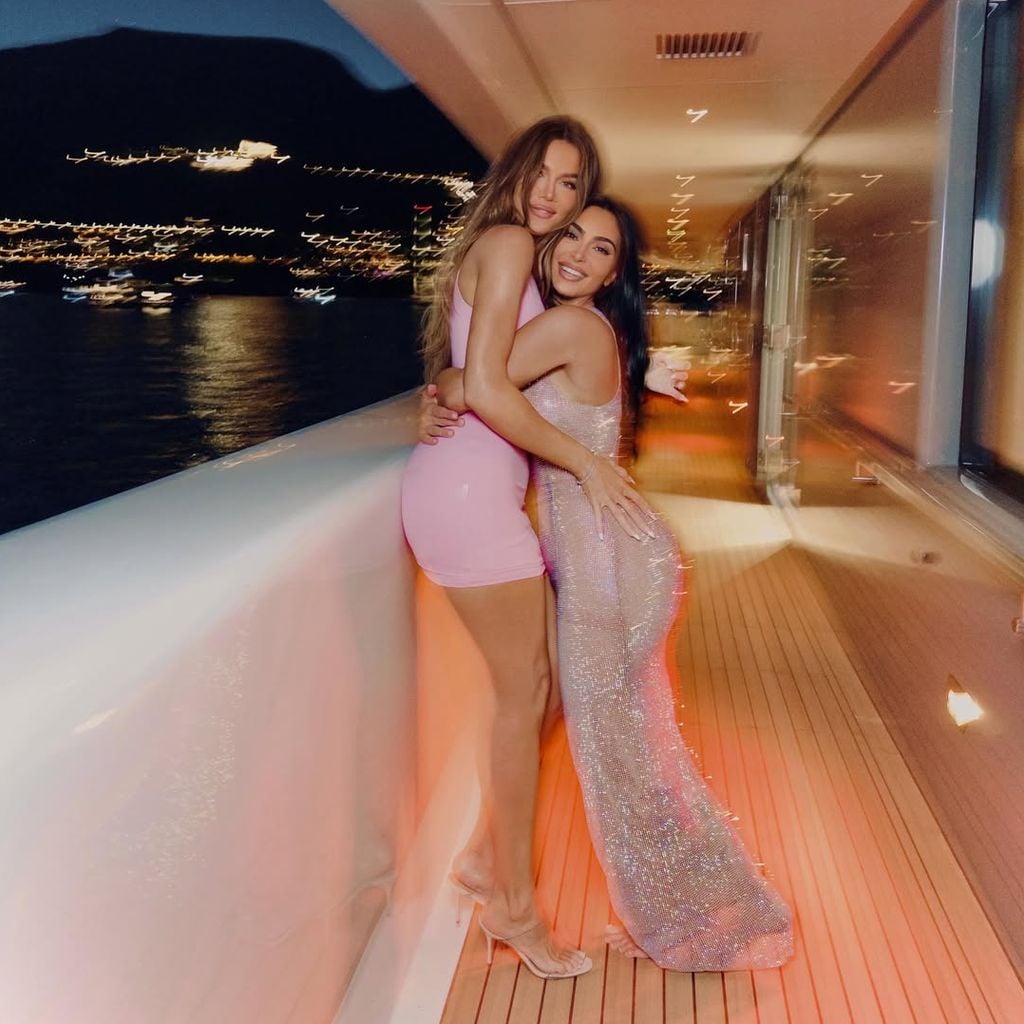 Kim und Khloé Kardashian strahlen im Glitzerkleid