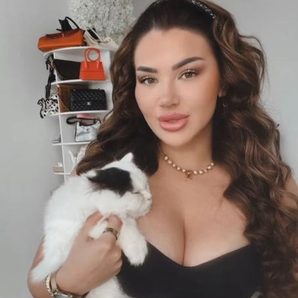 Kim Virginia Grey mit einer Katze, Januar 2026