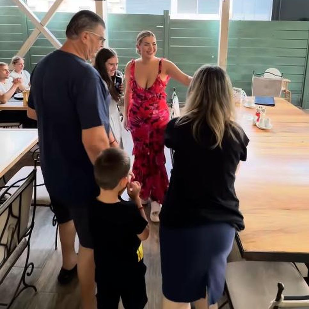 Kim Virginia Grey mit der Familie von Nikola Grey, Juli 2026