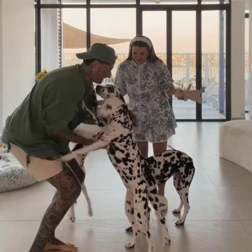Kim Virginia Grey und Nikola Grey mit ihren Dalmatinern, April 2026