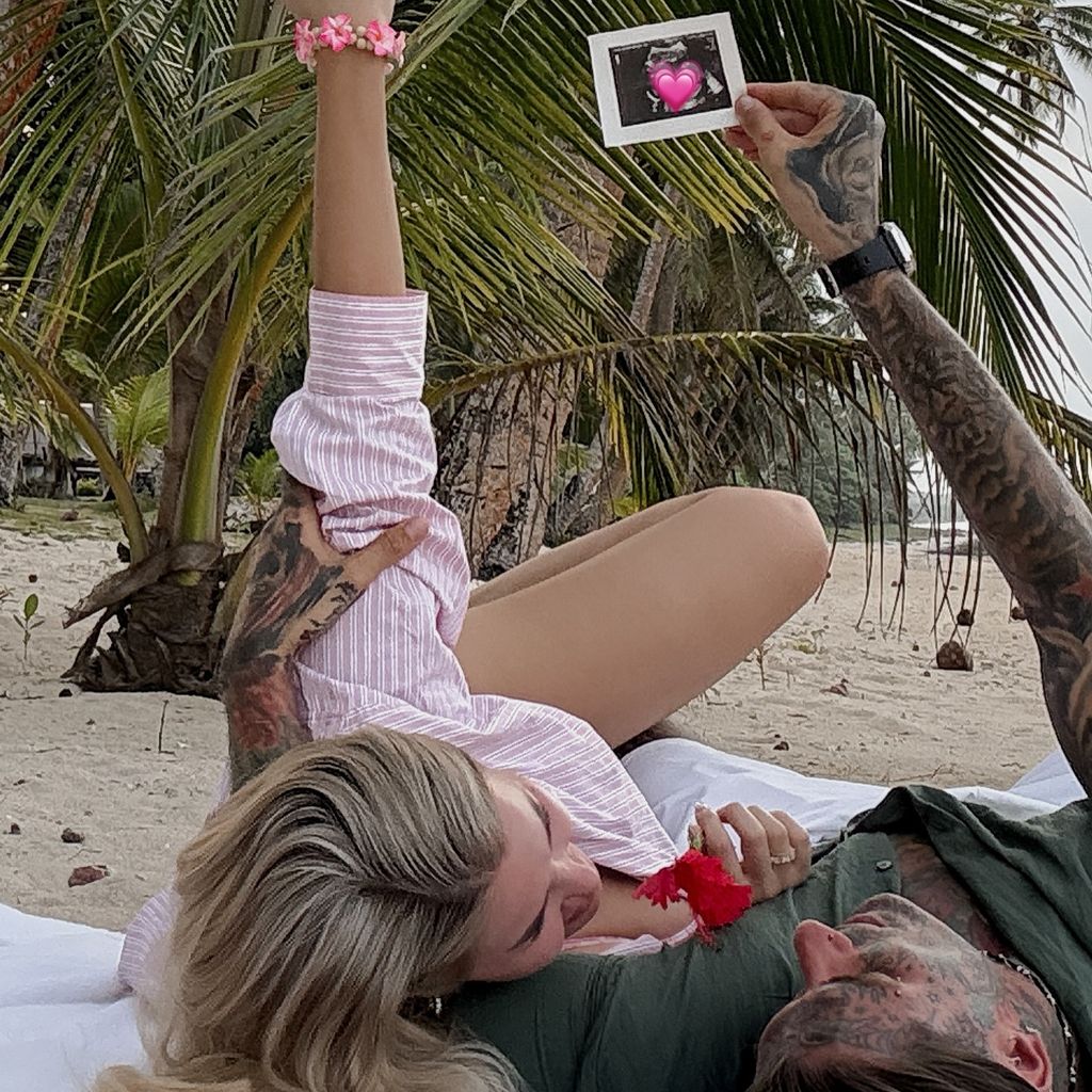 Kim Virginia Hartung und Nikola Glumac mit ihrem Ultraschallbild, Mai 2025