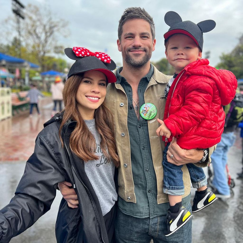 Kimberly Daugherty und Brant Daugherty mit ihrem Kind