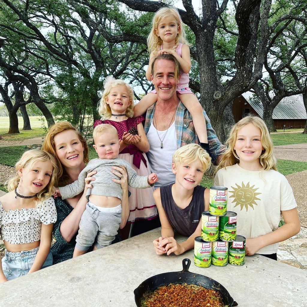 Kimberly und James Van der Beek mit ihren Kindern im November 2022