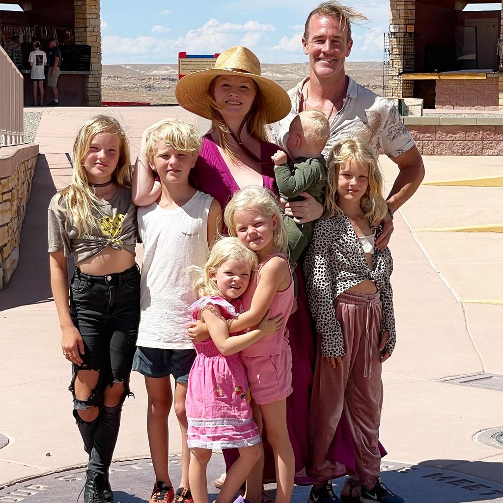 Kimberly und James Van Der Beek mit ihren sechs Kindern im Juli 2022