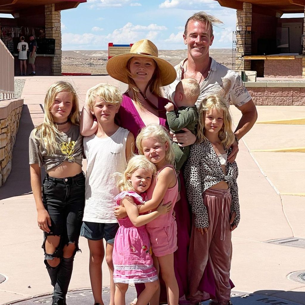 Kimberly und James Van Der Beek mit ihren sechs Kindern im Juli 2022