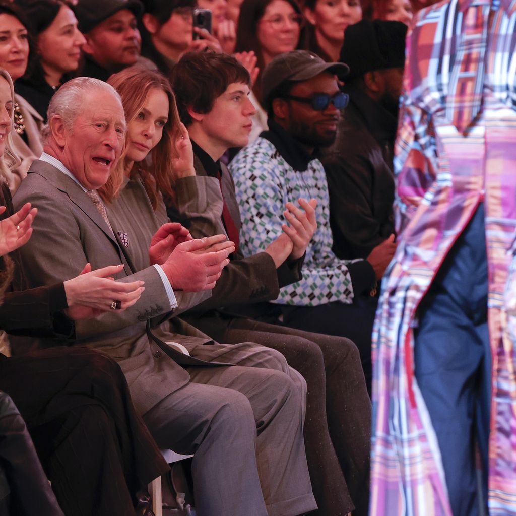 König Charles III. applaudiert bei der London Fashion Week im Newgen 180 The Strand