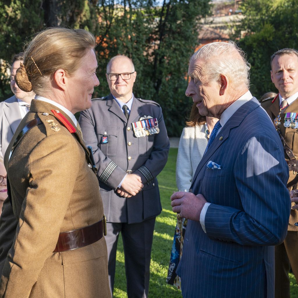 King Charles III spricht mit Colonel Erica Bridge bei einem Empfang in der Villa Wolkonsky in Rom