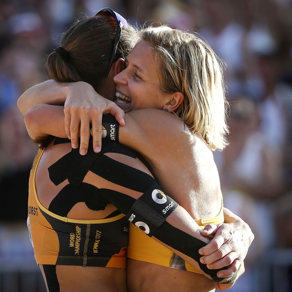 Kira Walkenhorst und Laura Ludwig nach dem WM-Finale 2017