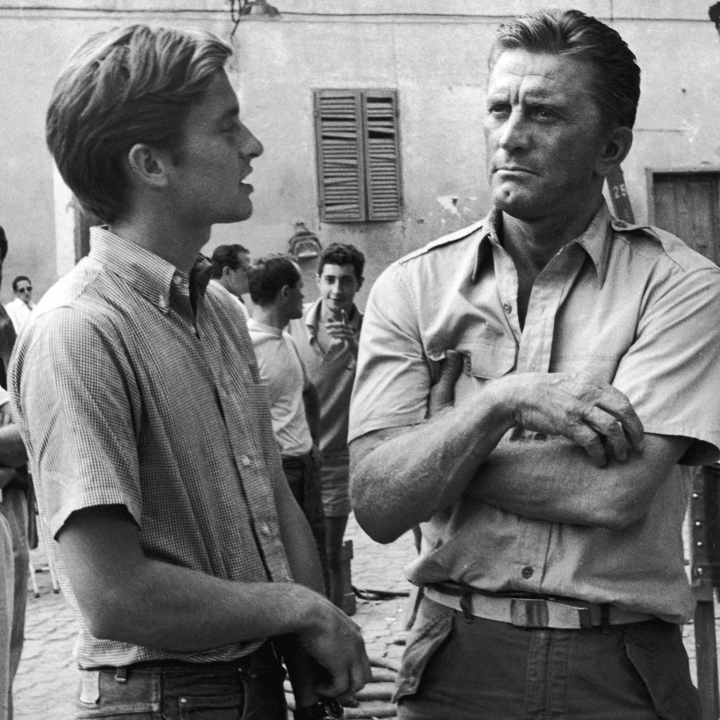 Kirk Douglas mit seinem Sohn Michael am Set von "Der Schatten des Giganten" 1965