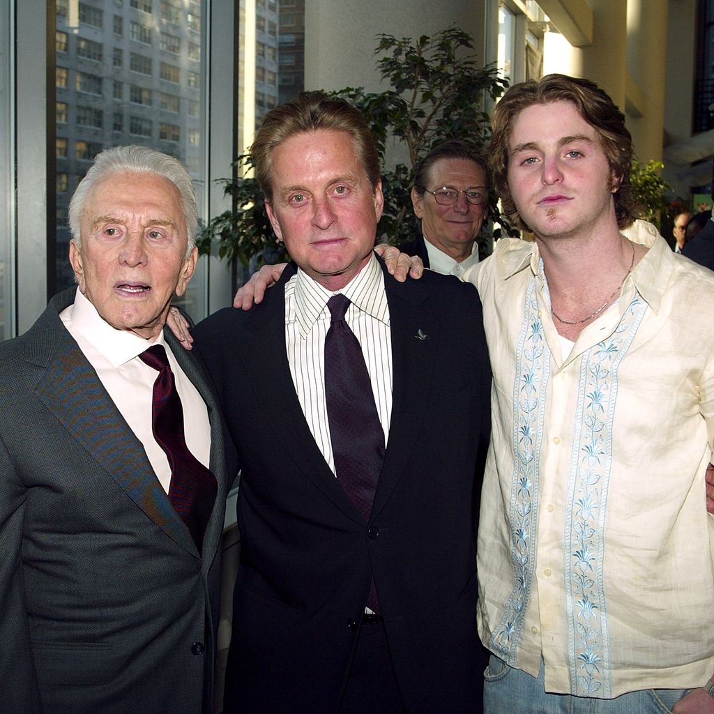 Kirk Douglas mit seiner Ex-Frau Diana, seinem Sohn Michael und Enkel Cameron, April 2003