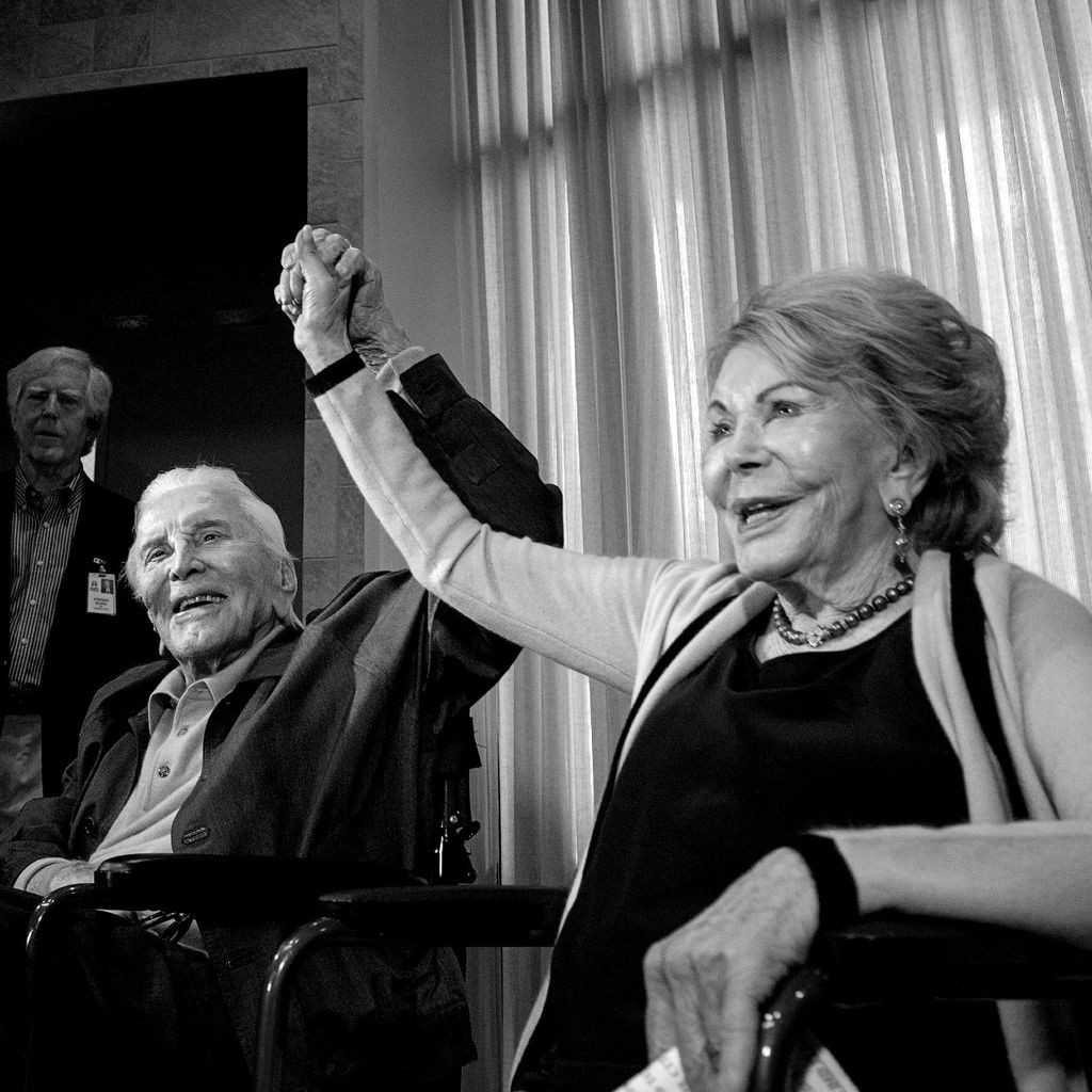 Kirk und Anne Douglas Hand in Hand