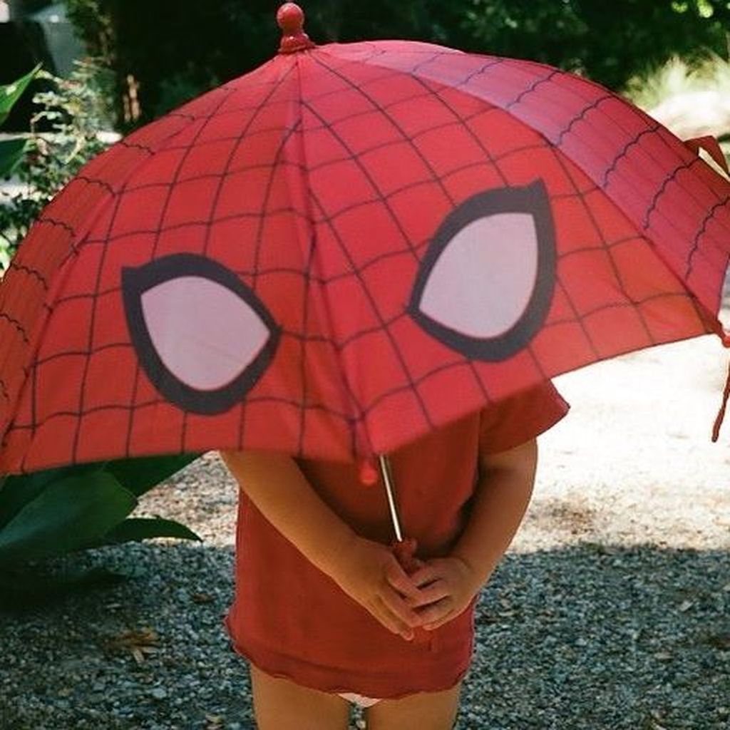 Kirsten Dunsts Sohn James unter einem Spider-Man-Schirm versteckt