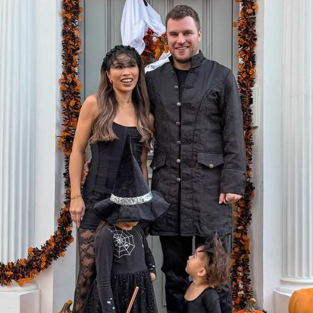 Kisu, Kevin Tewe und ihre beiden Töchter an Halloween 2025