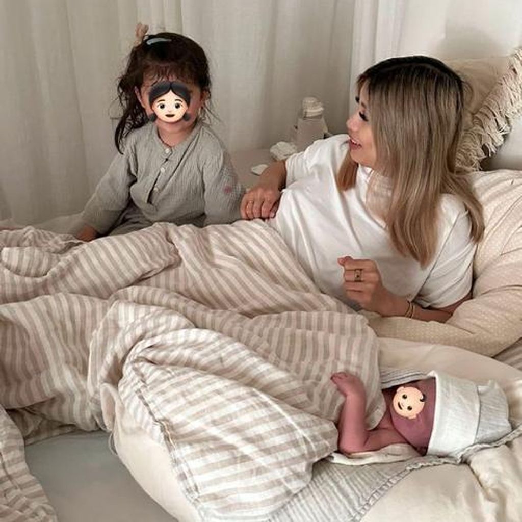 Kisu mit ihren beiden Töchtern