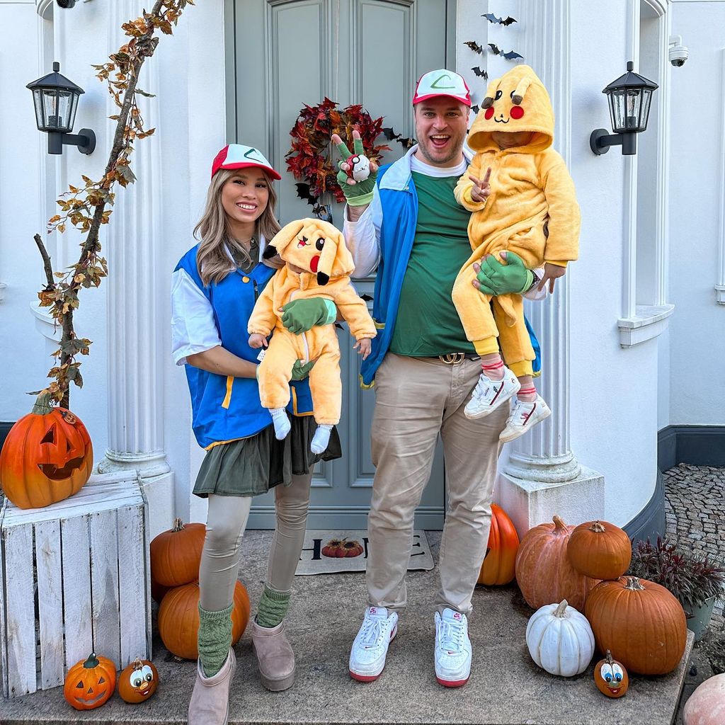 Kisu und Kevin Tewe mit ihren Töchtern an Halloween 2023