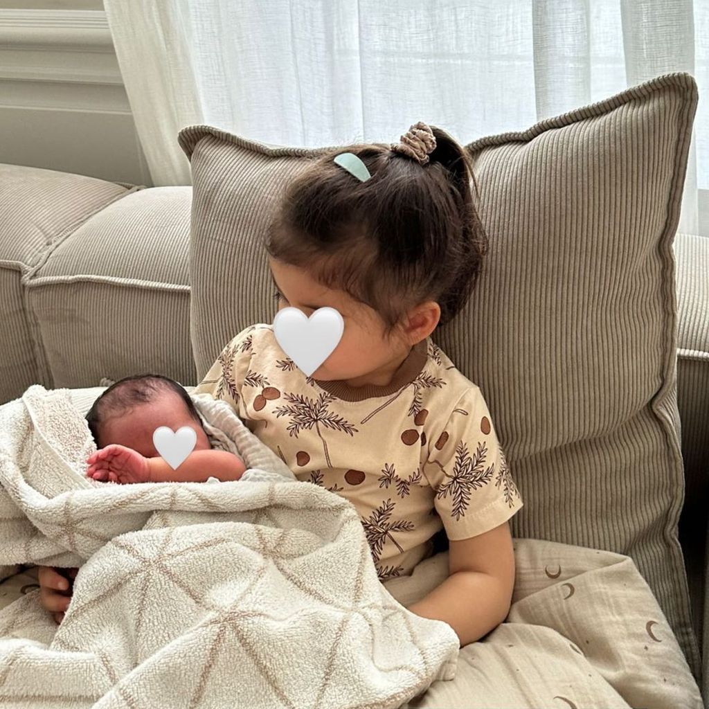 Kisus Tochter Milena hält ihre Schwester im Arm