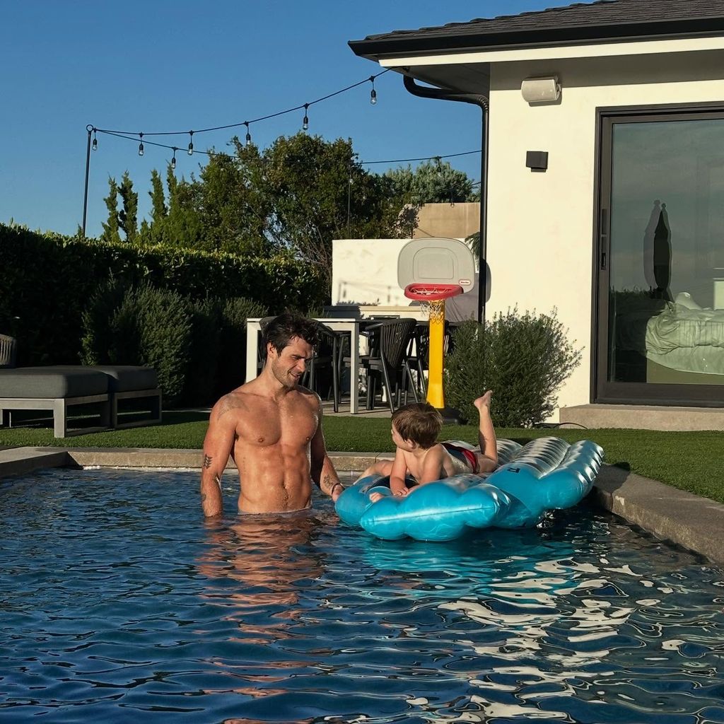 KJ Apa mit seinem Sohn, April 2025