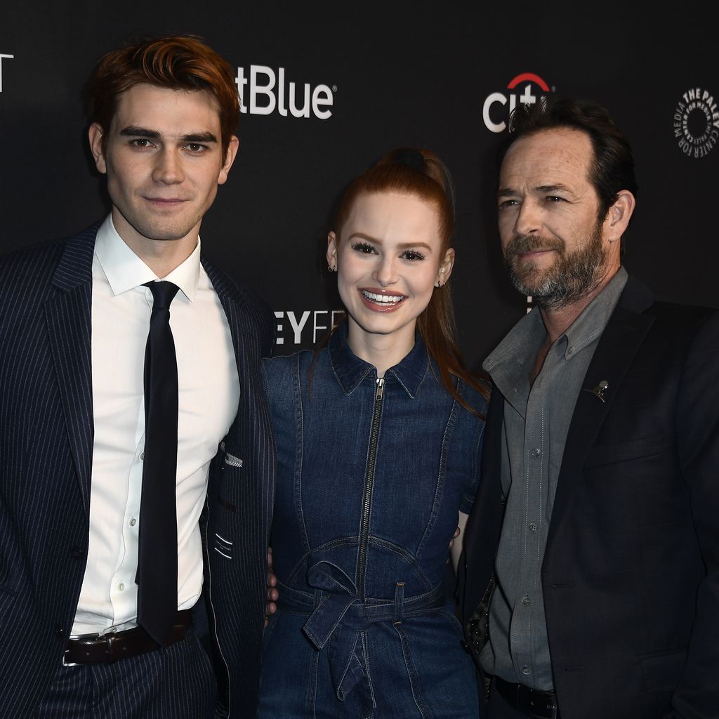 KJ Apa, Madelaine Petsch und Luke Perry