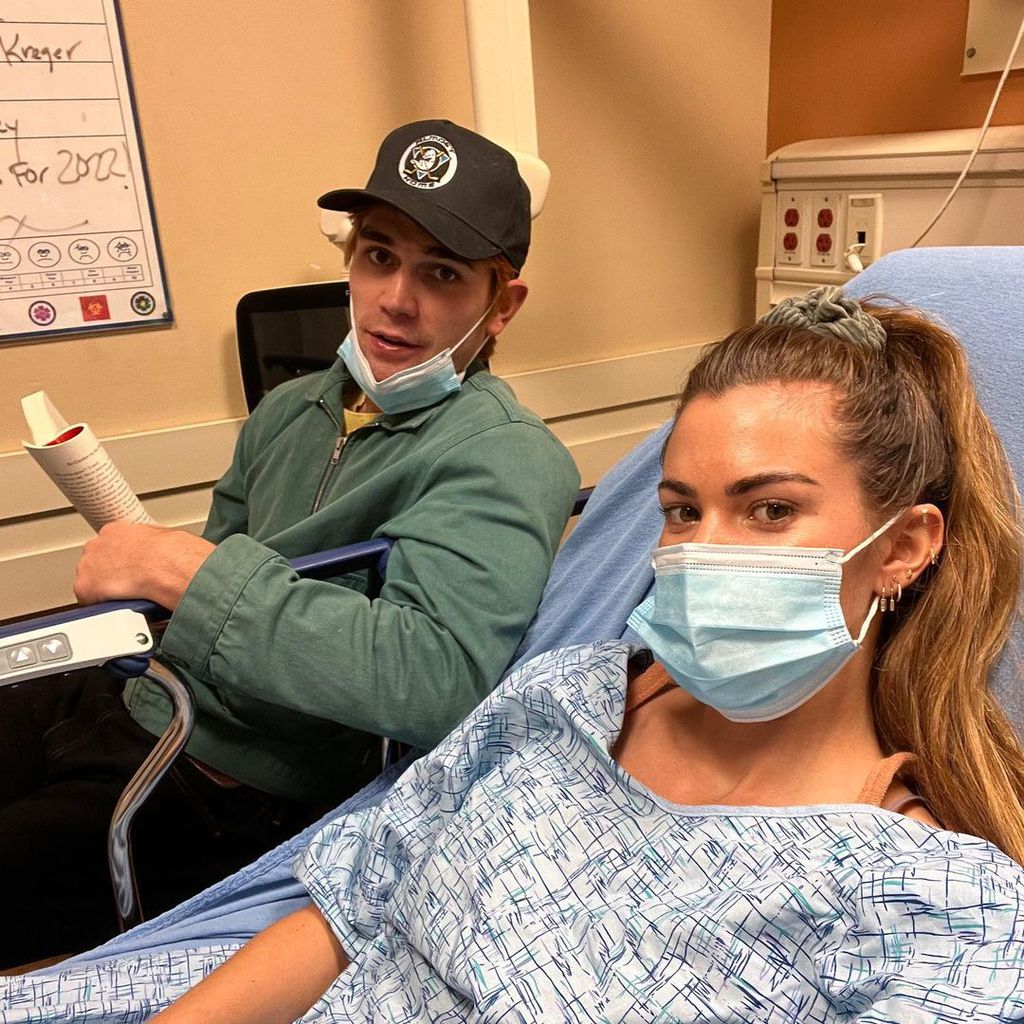 KJ Apa mit seiner Freundin Clara Berry