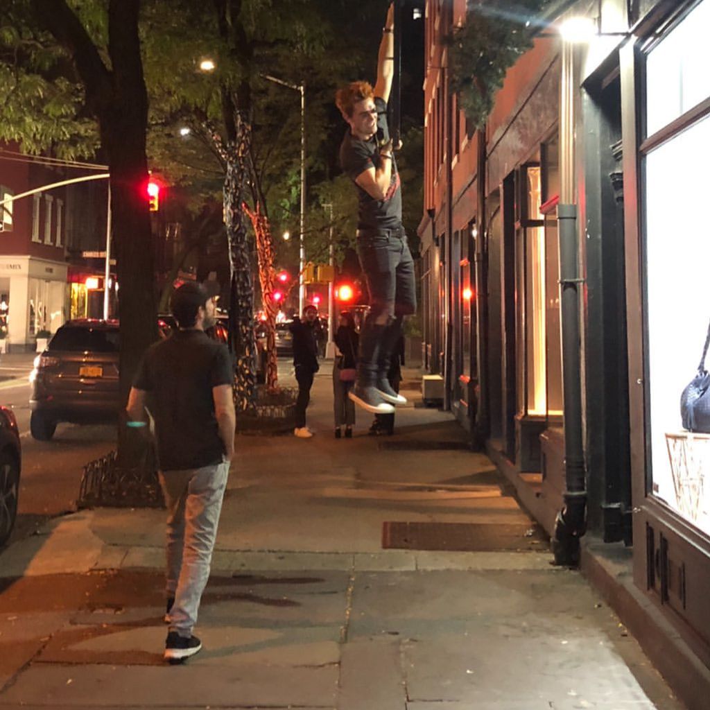 Luke Perry (l.) und KJ Apa in New York