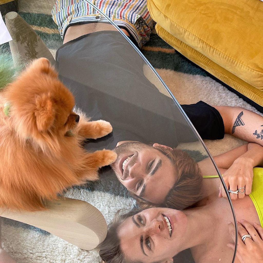 KJ Apa und Clara Berry mit ihrem Hund