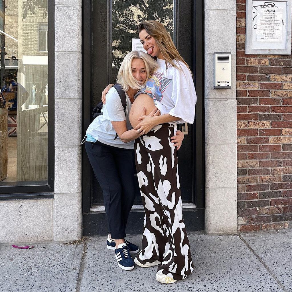 KJ Apas Freundin Clara Berry und ihre Mutter