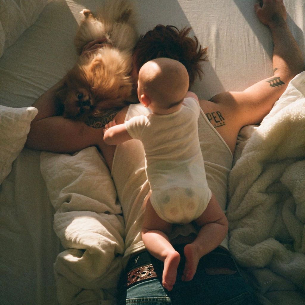 KJ Apa und sein Sohn