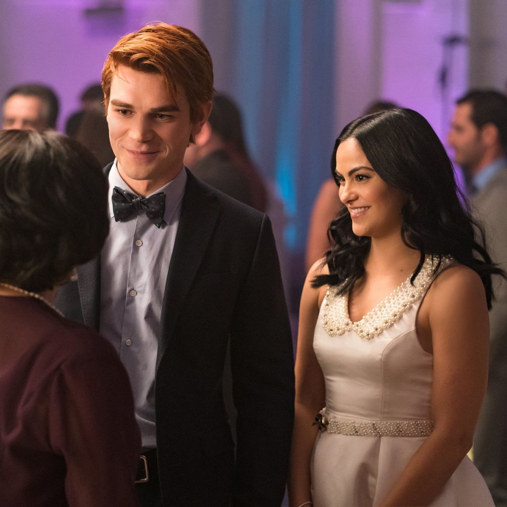 KJ Appa und Camila Mendes in "Riverdale"