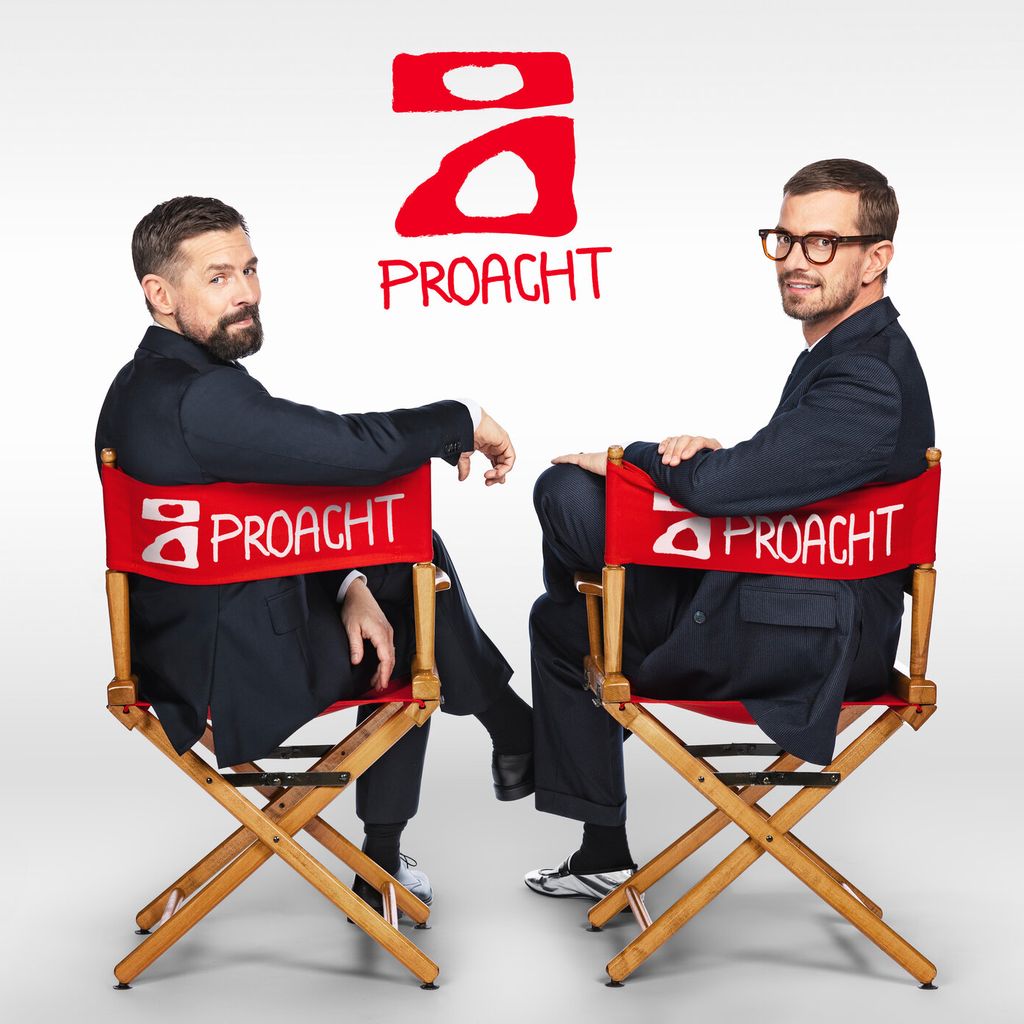 Klaas Heufer-Umlauf und Joko Winterscheidt mit dem ProAcht-Logo