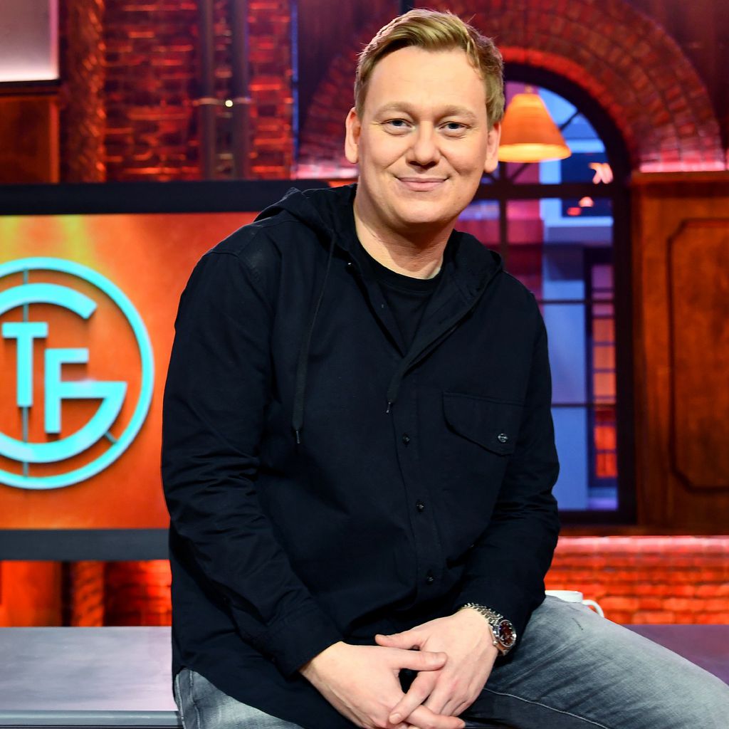 Knossi in seiner eigenen Late-Night-Show "Täglich frisch geröstet"
